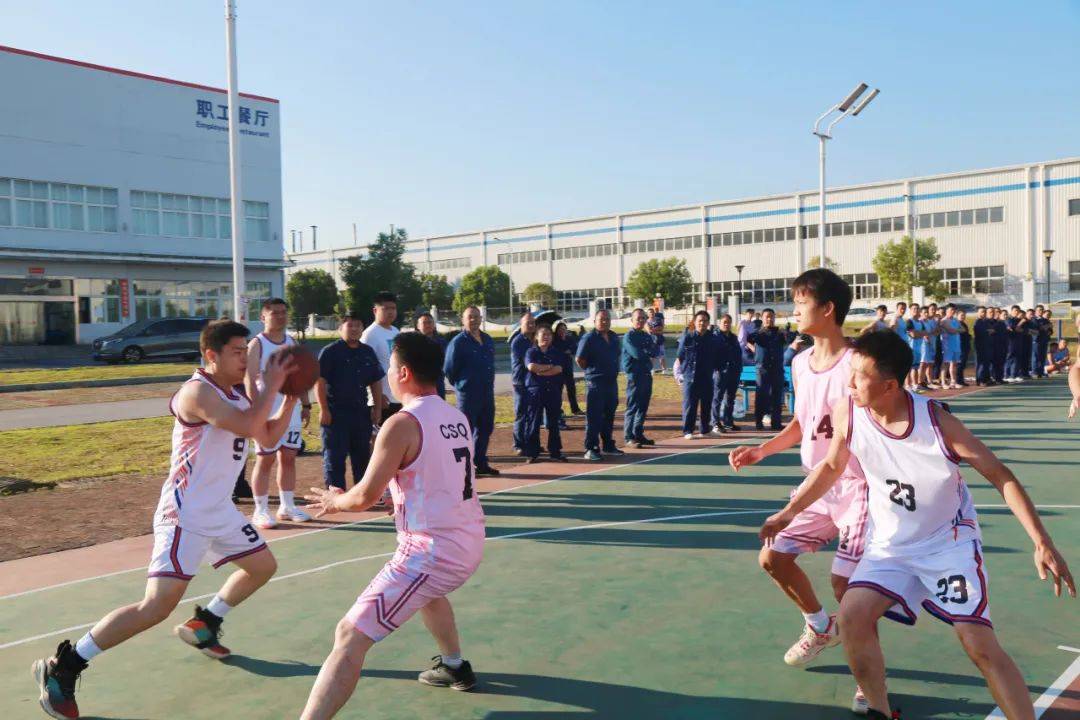 暴风雨来临篮球场，球员们奋勇争先