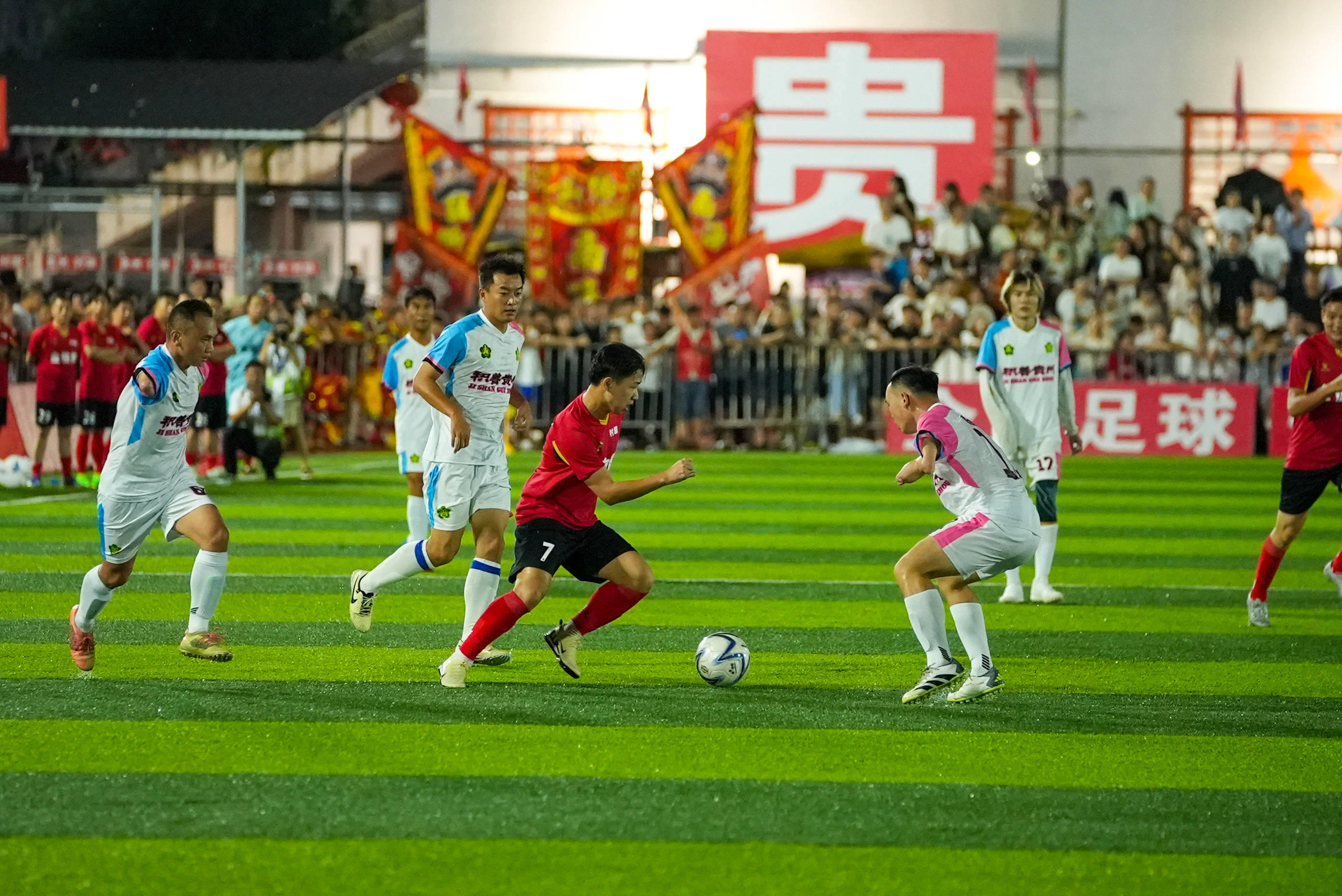 关于足球女运动员在场上大显身手,带领球队夺冠的信息 关于足球女运动员在场上大显身手,带领球队夺冠的信息