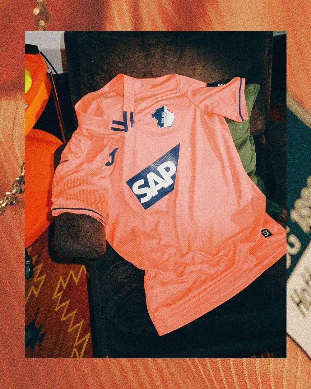 包含霍芬海姆俱乐部发布新球衣设计的词条