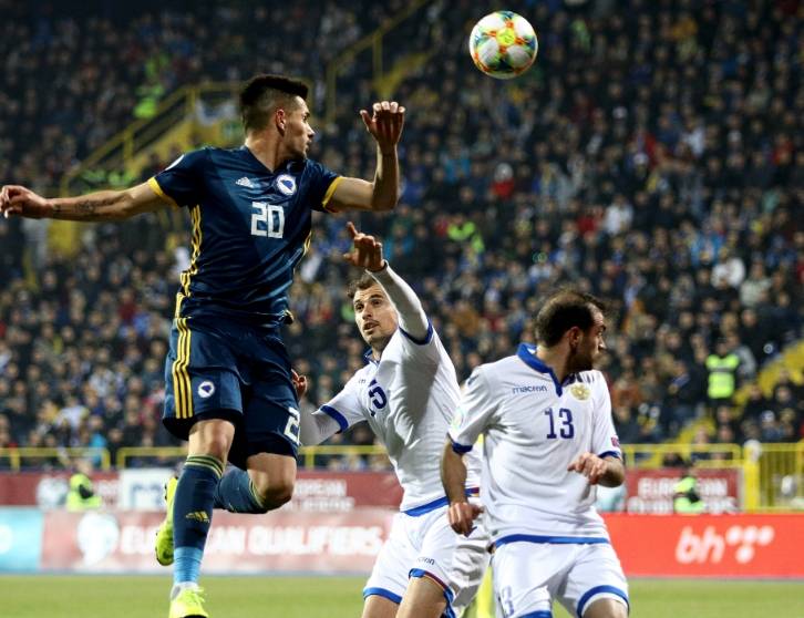 包含波黑队在欧预赛比赛中-战平希腊，激烈对抗的词条