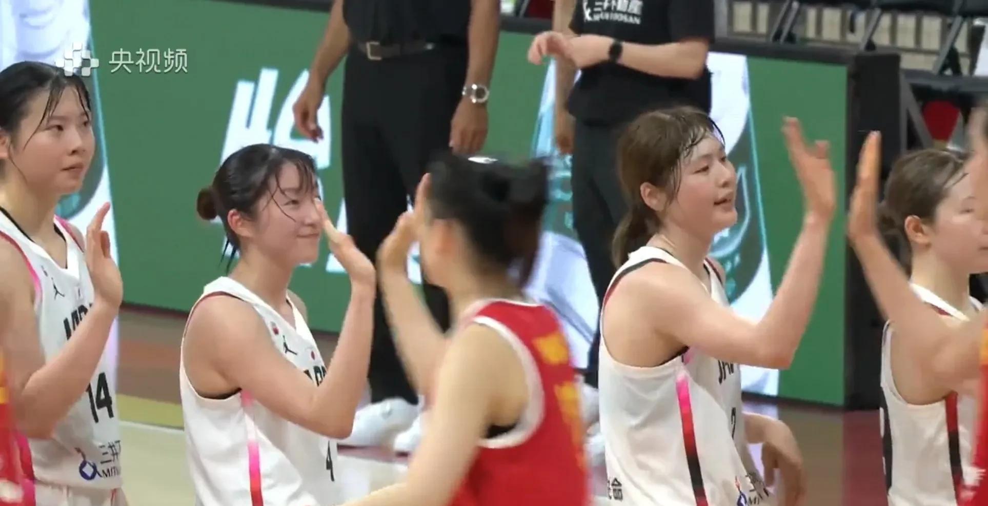 篮球比赛中的紧要关头，胜负难定