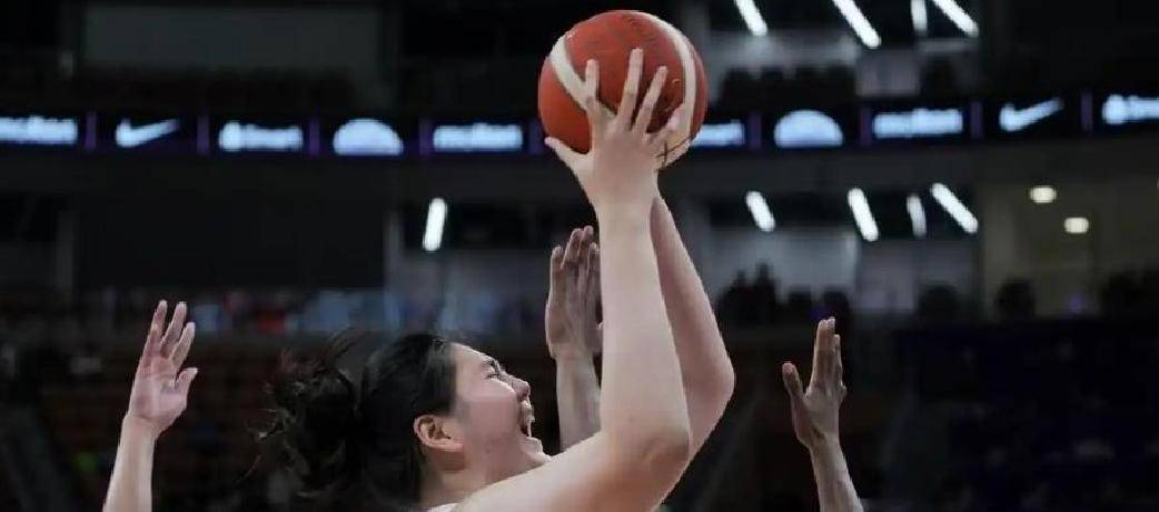 篮球比赛中的紧要关头，胜负难定