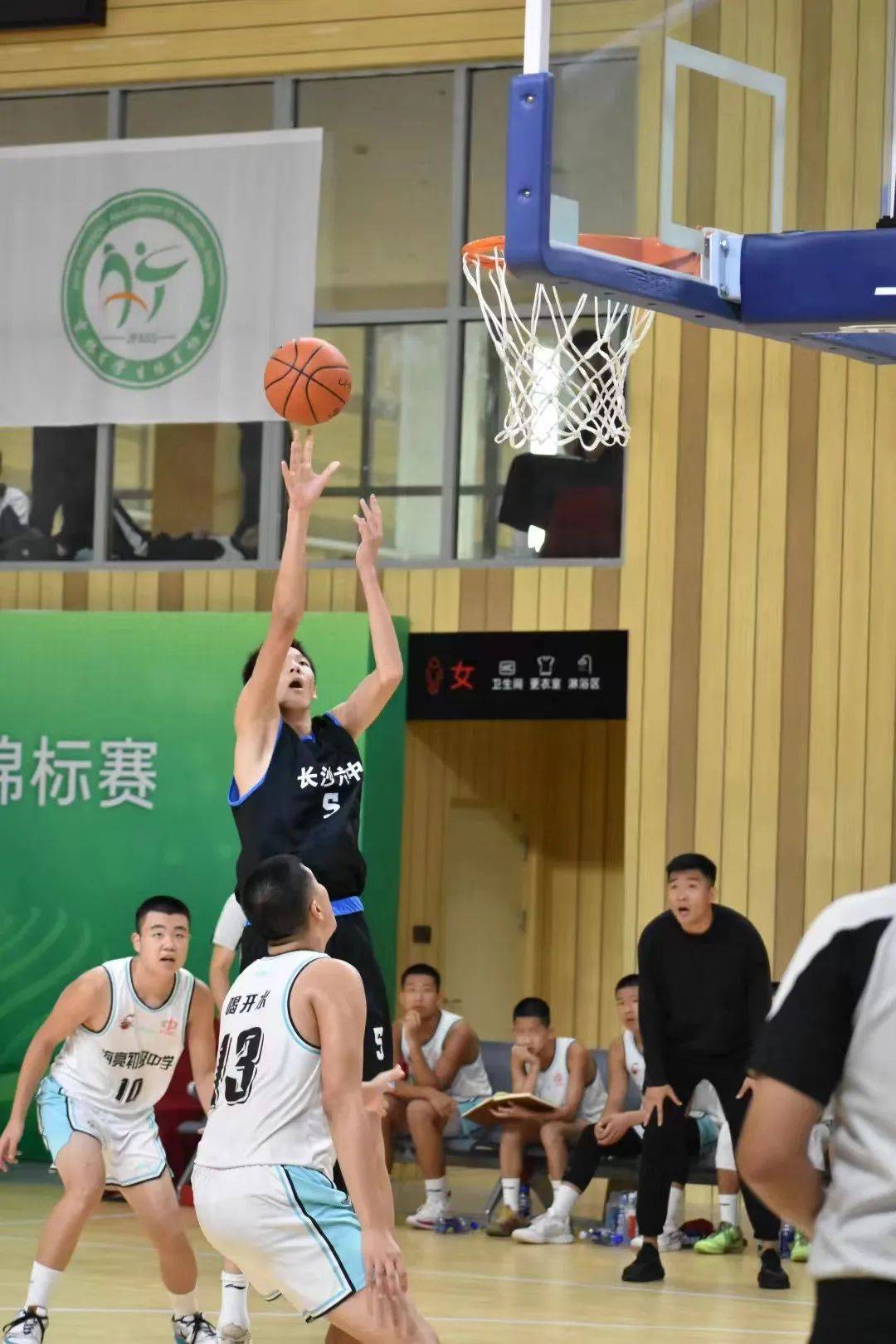 男子篮球冠军争夺赛,常规赛争分夺秒的简单介绍 男子篮球冠军争夺赛,常规赛争分夺秒的简单介绍