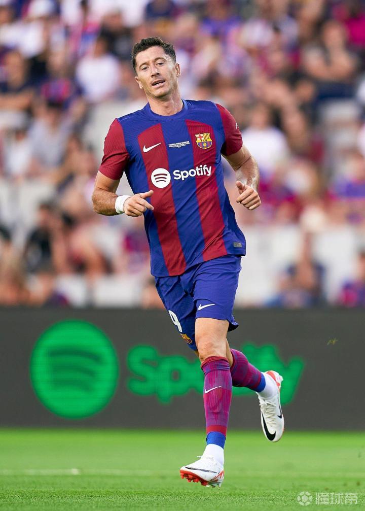 关于莱万多夫斯基大杀四方，巴塞罗那掉下榜首的信息