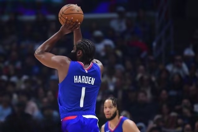 包含岩石队遭遇挑战，淘汰赛前景不容乐观的词条