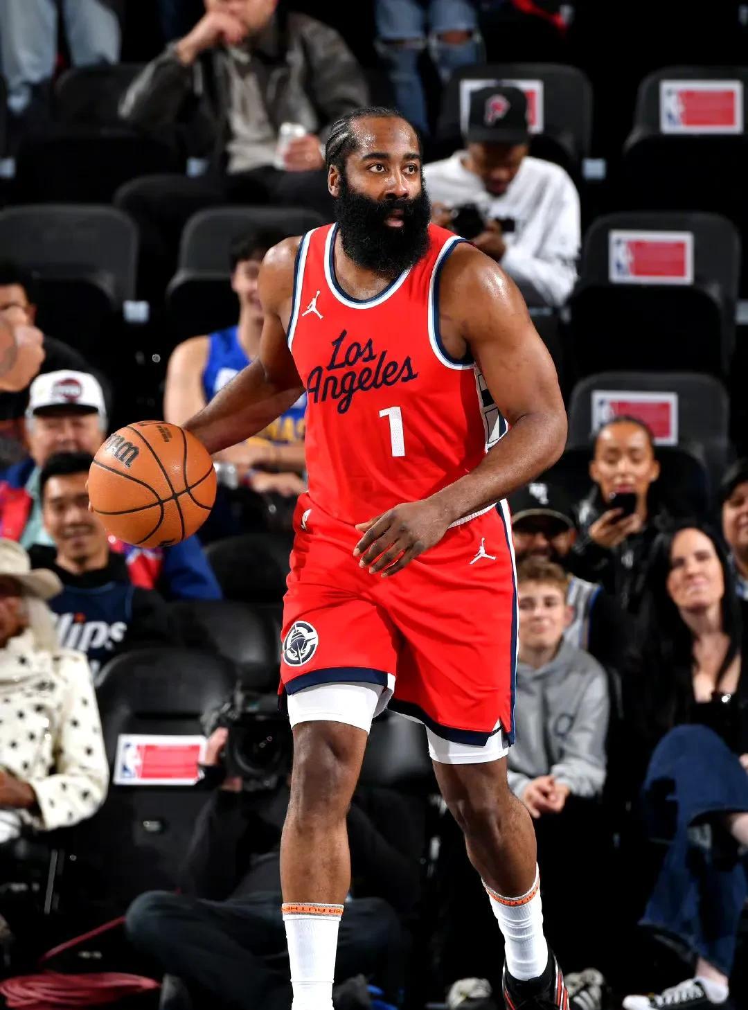 快船后防稳固，轻取对手胜利的简单介绍