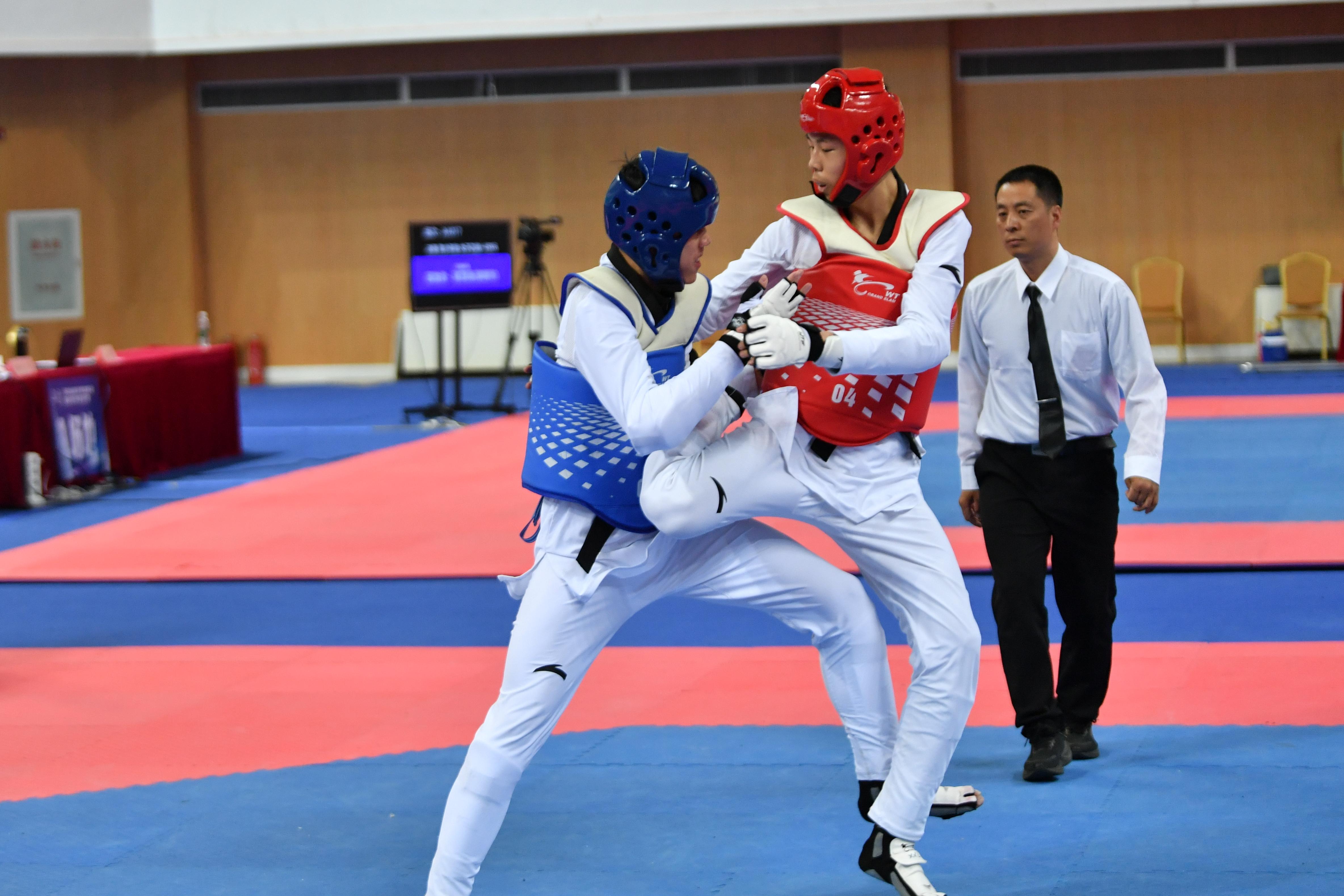 跆拳道比赛中发生意外，选手紧急下场