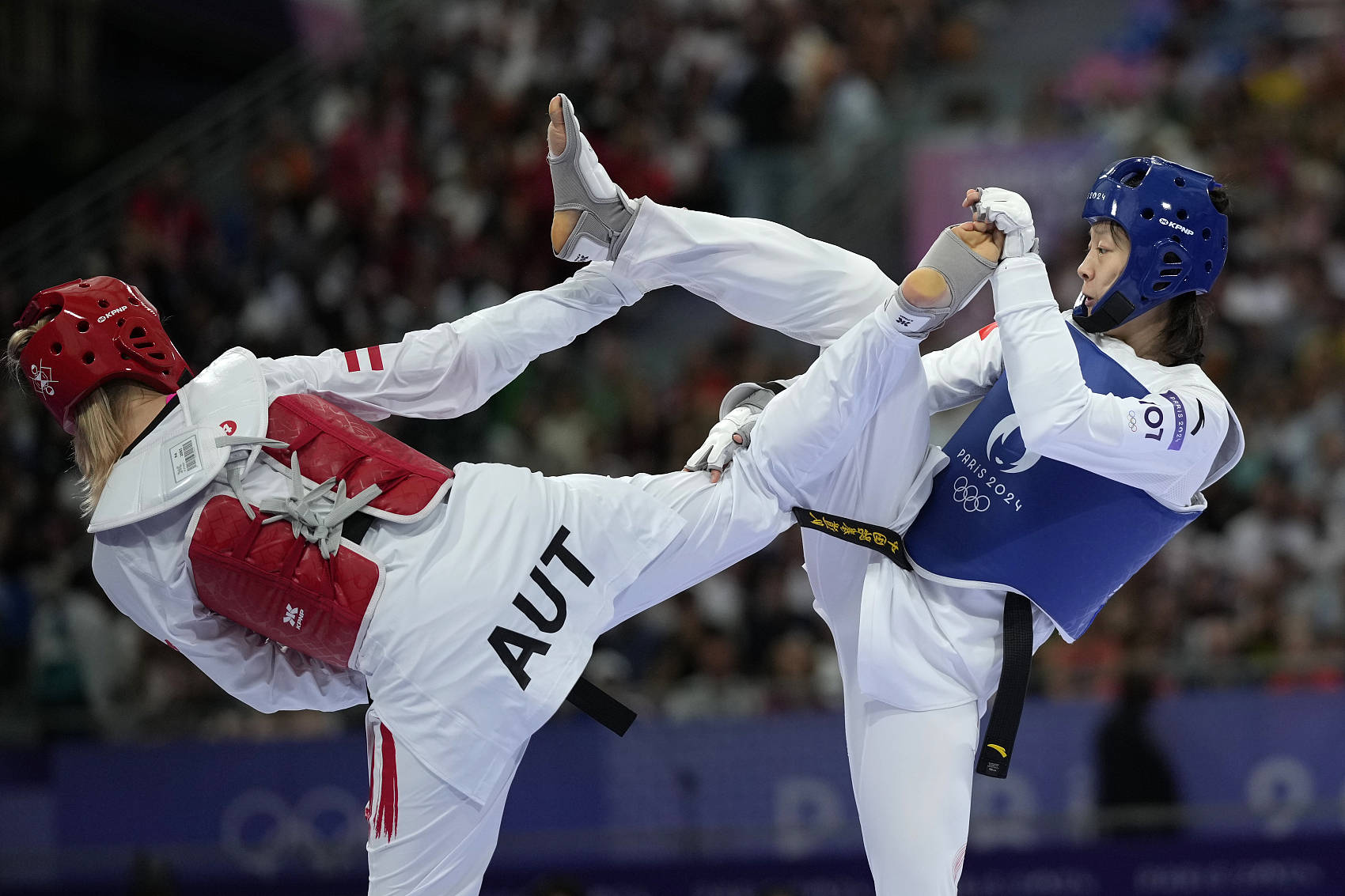 跆拳道比赛中发生意外，选手紧急下场