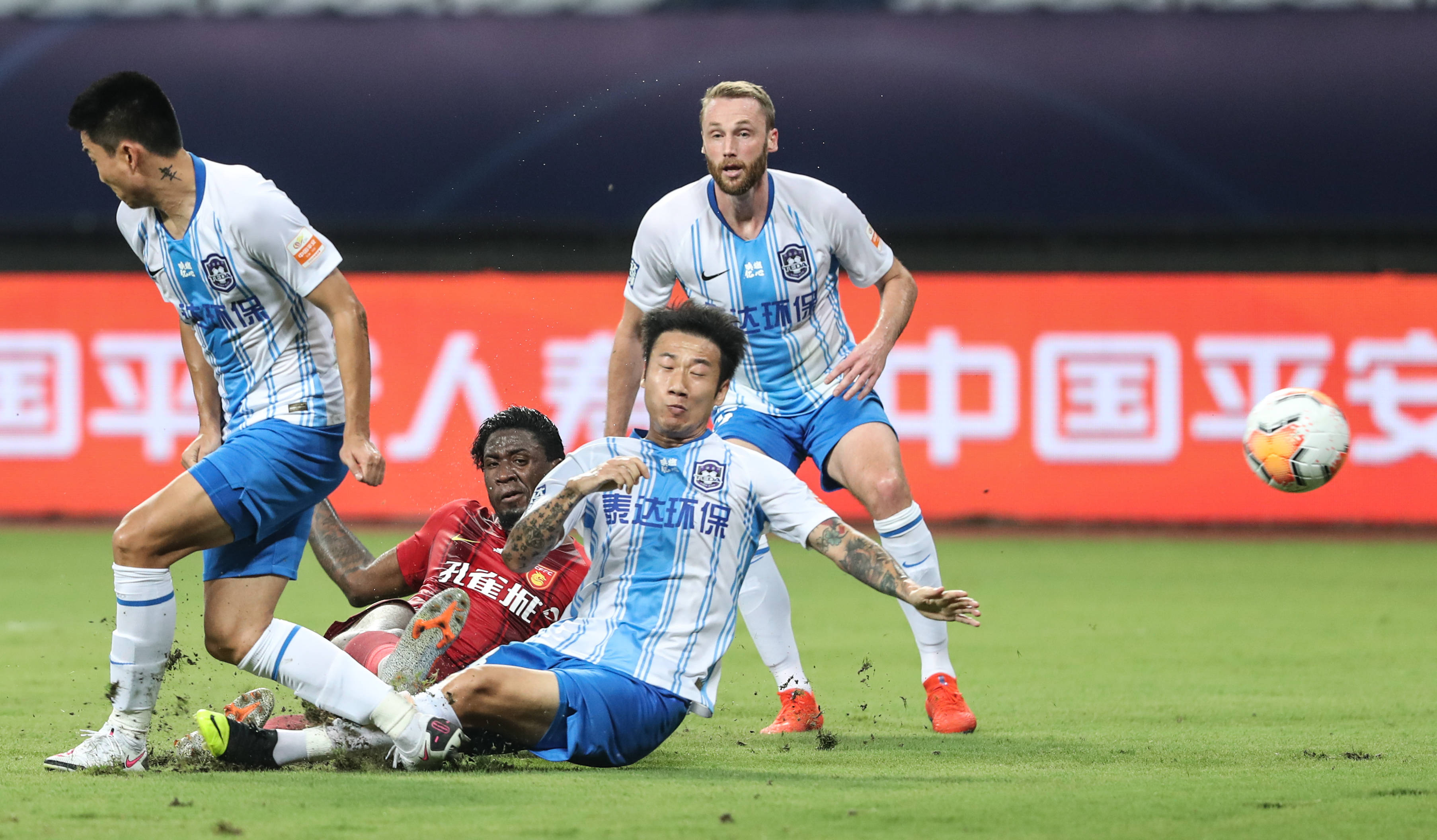 华夏球队在国内顶级足球联赛的表现