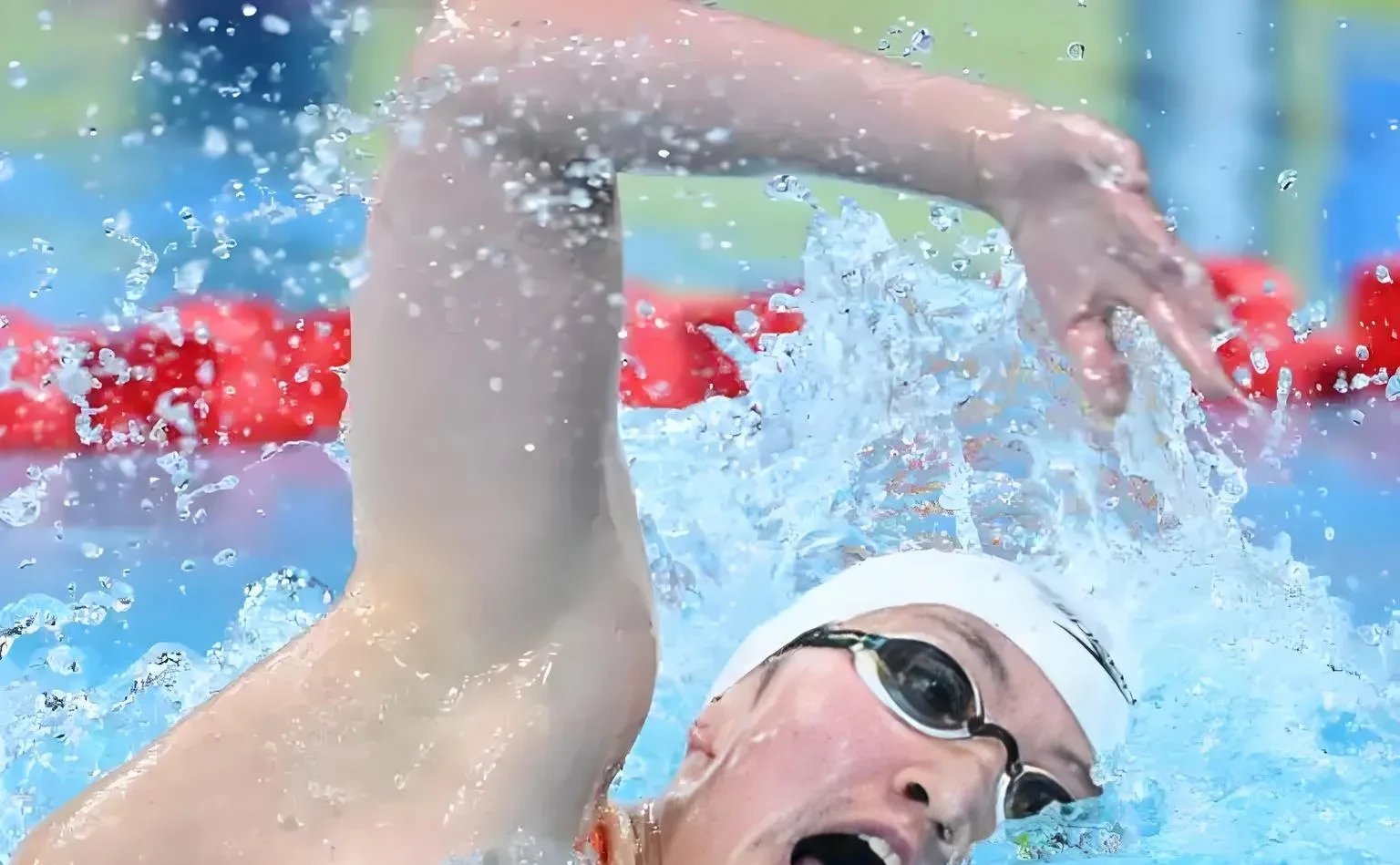 游泳选手努力划水，冲刺终点线