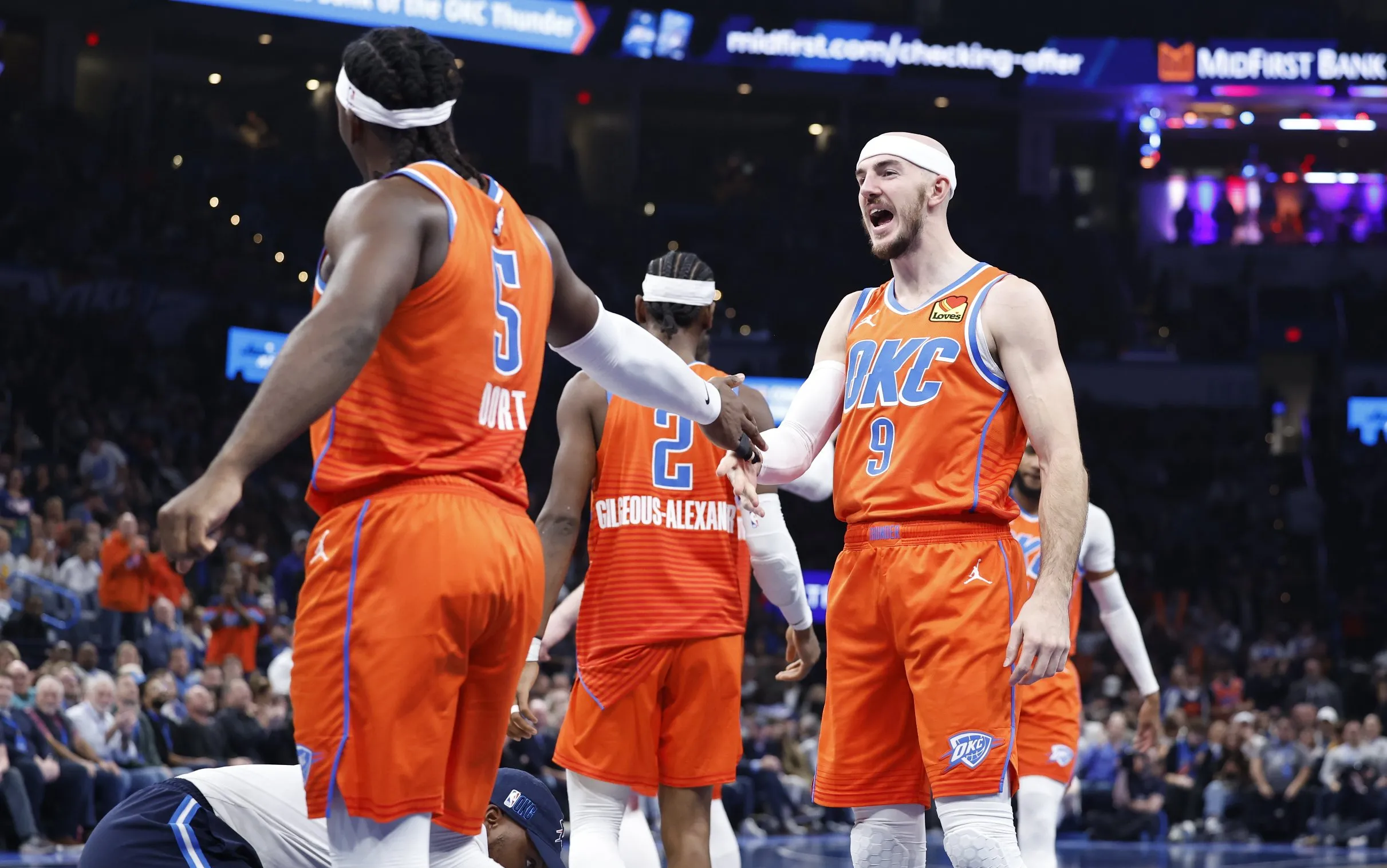 湖人客场擒雷霆，终结两连败