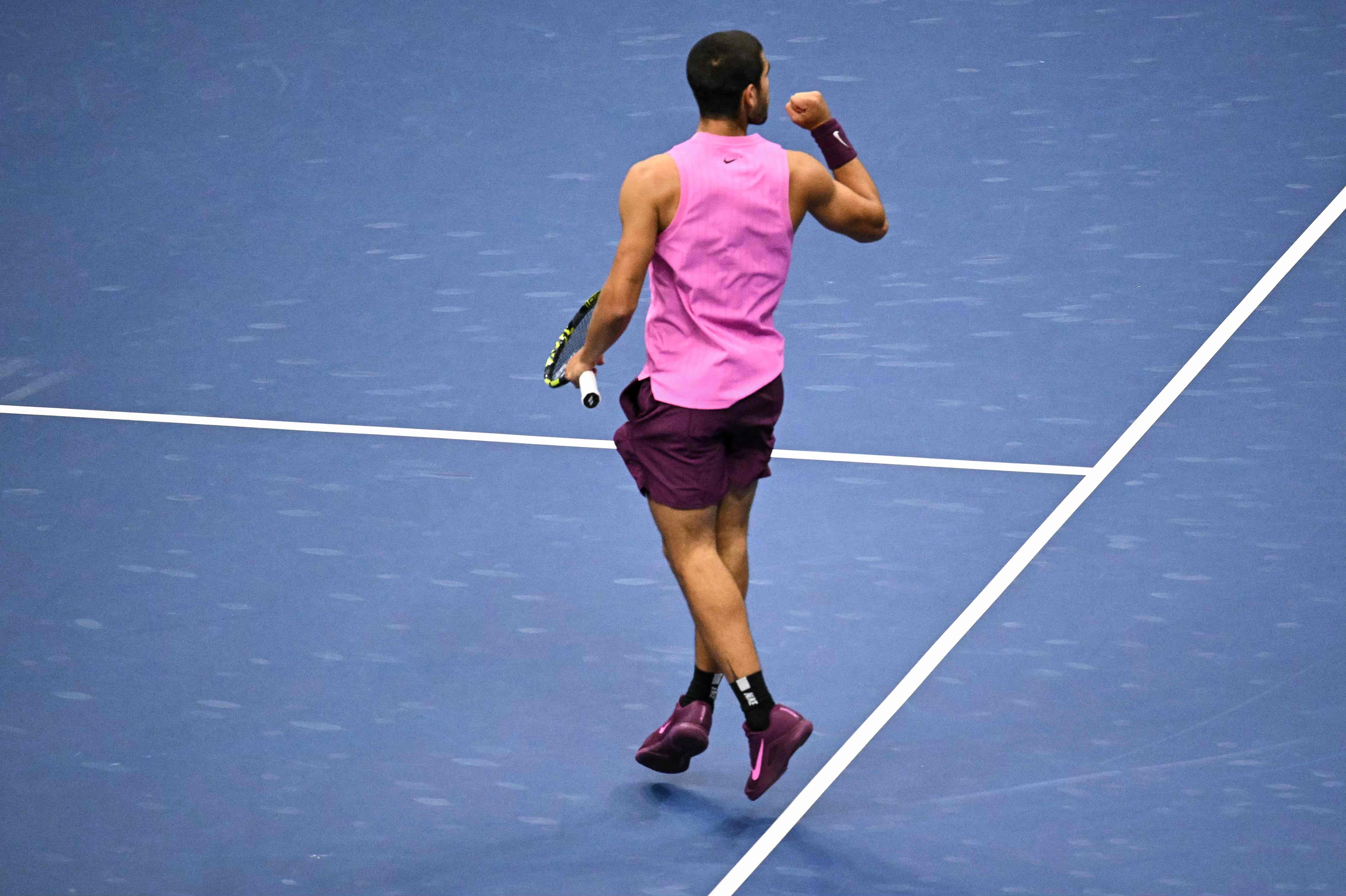 关于德国网球队翻盘世界网球队，阿尔卡拉斯统治全场的信息