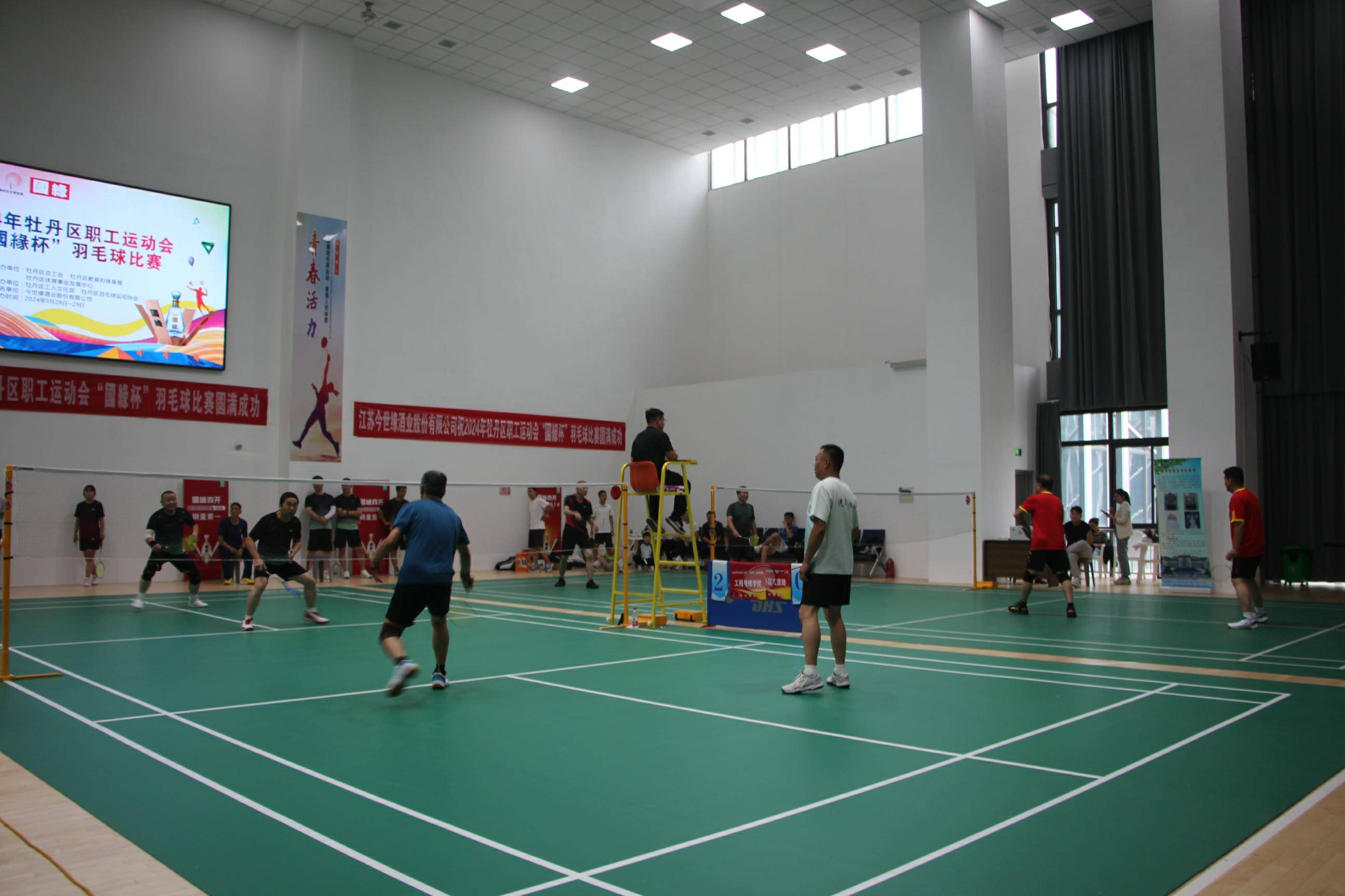 场面火爆!羽毛球观众席沸腾不已的简单介绍 场面火爆!羽毛球观众席沸腾不已的简单介绍