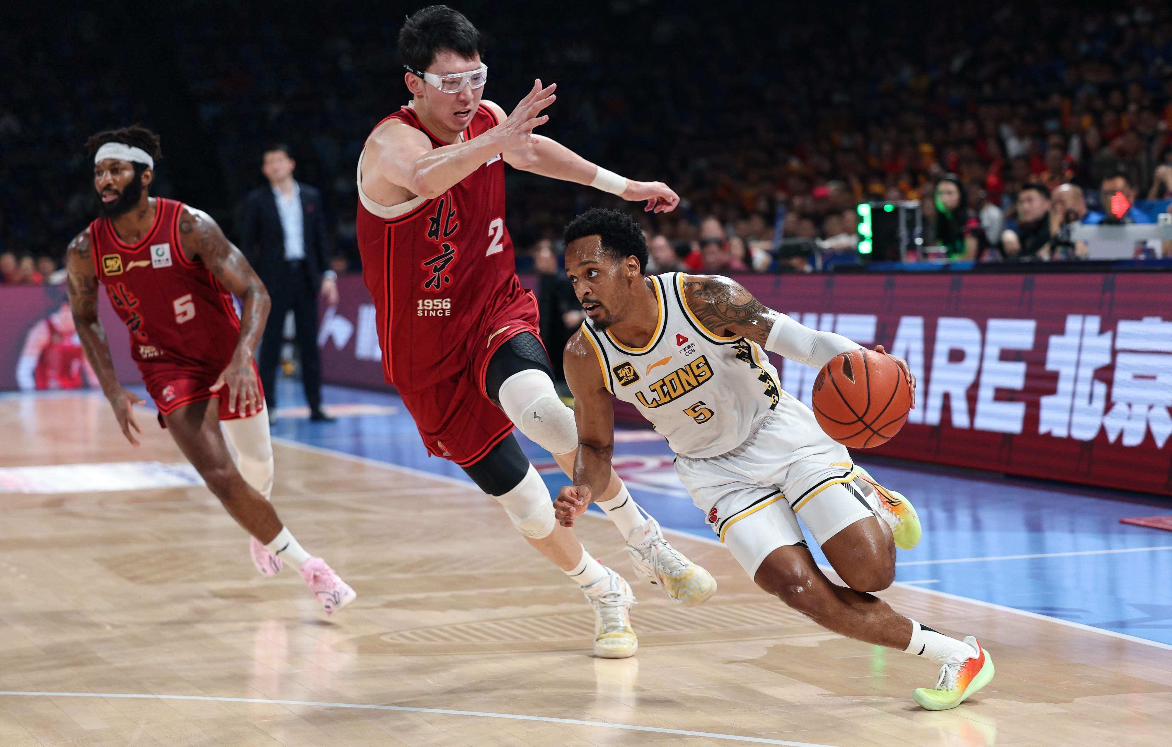 浙江队完胜新疆队，胡金秋统治全场