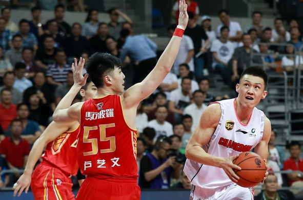 广东队在实力对抗中取胜，掀起胜利风暴