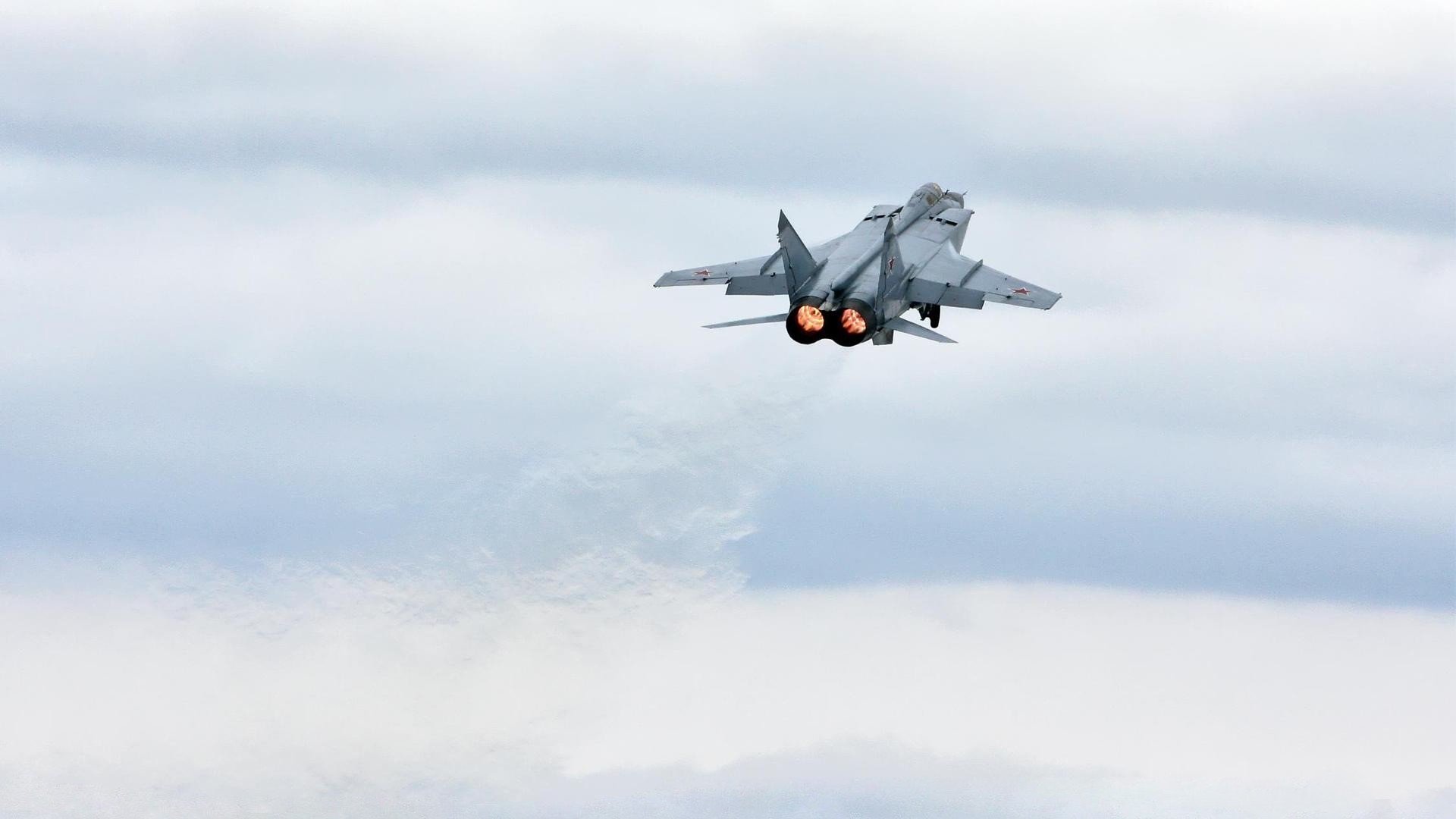 冰岛加时奇迹与特奥英超统治,足球世界中的团队坚韧与个人英雄主义