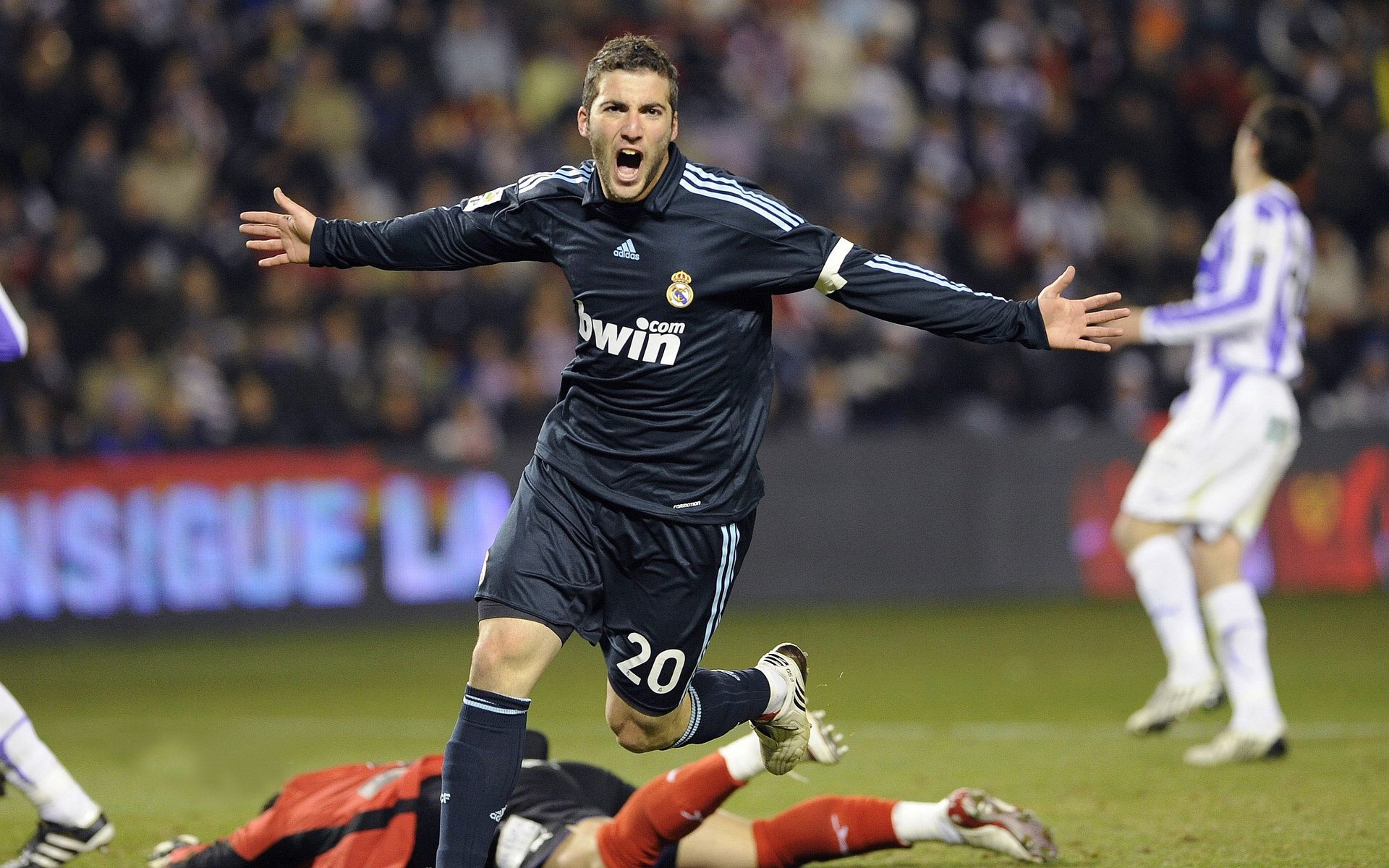 独行侠血拼篮网，库里化身关键先生主宰胜局